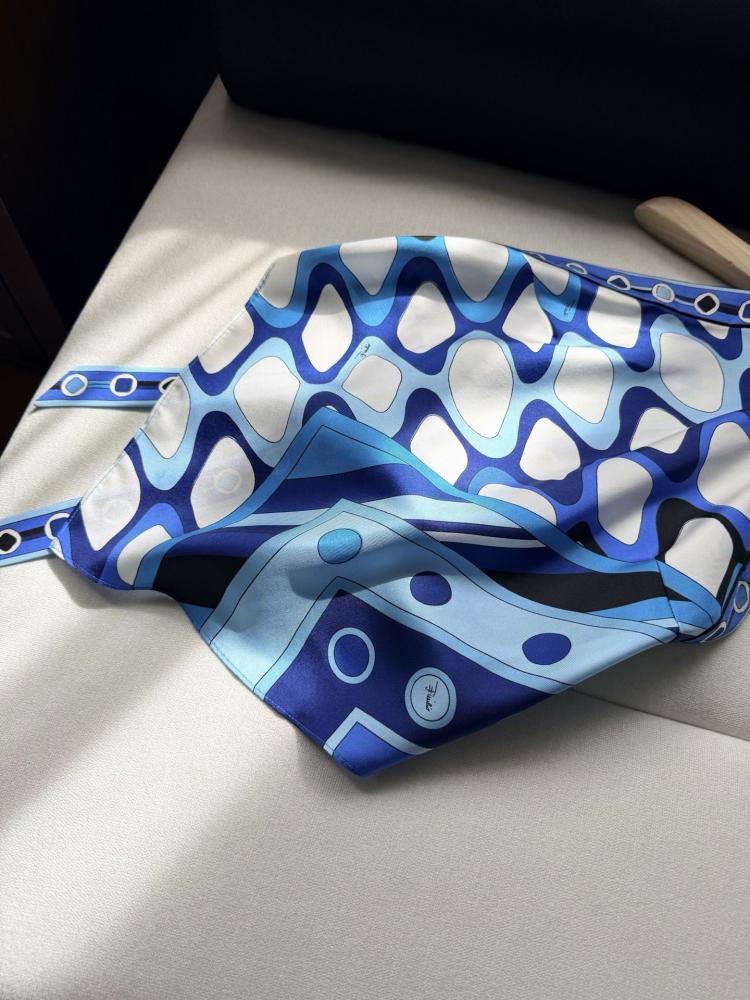 توب Pucci.