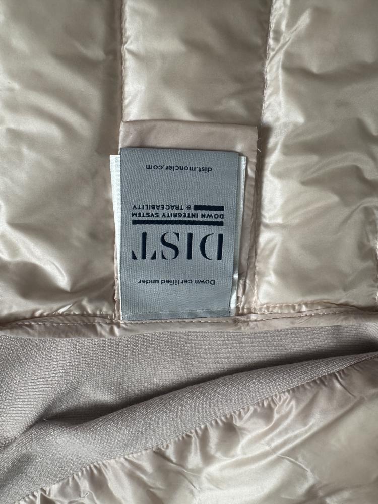 جاكيت Moncler