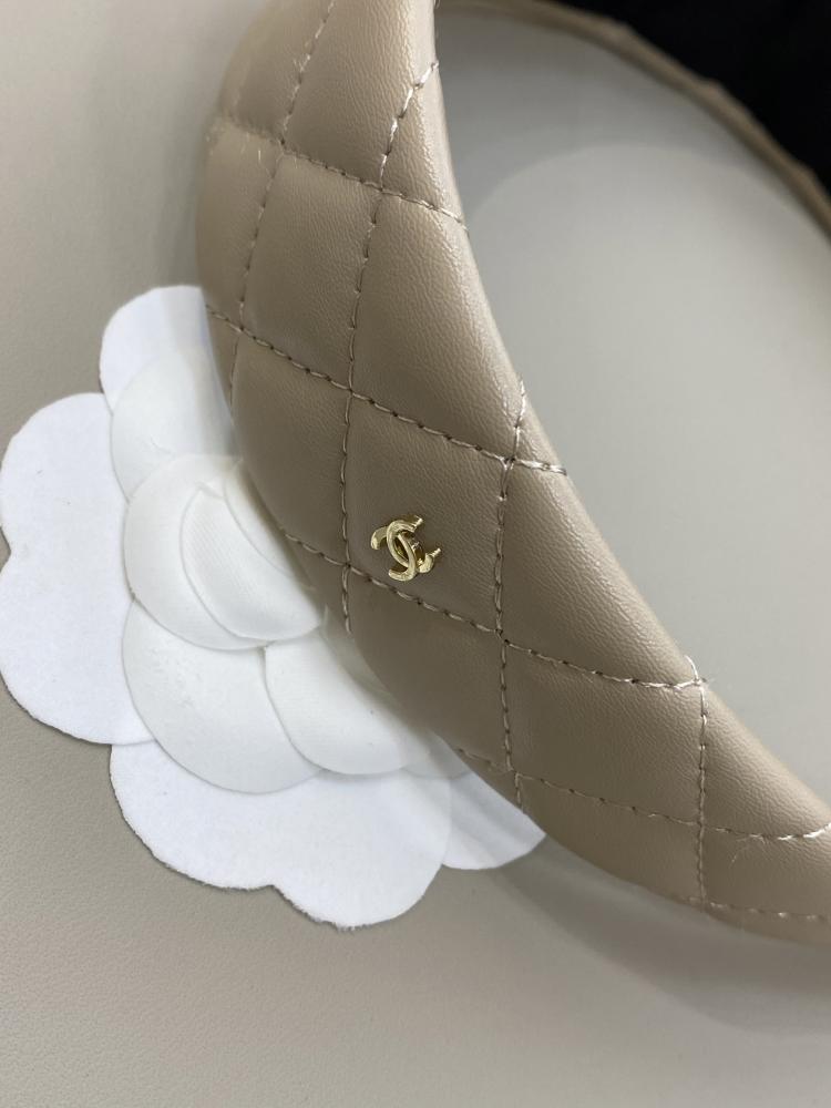 طوق شعر شانيل