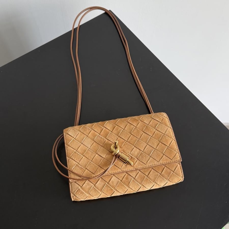 شنطة بوتيغا Andiamo pouch on strap Bottega