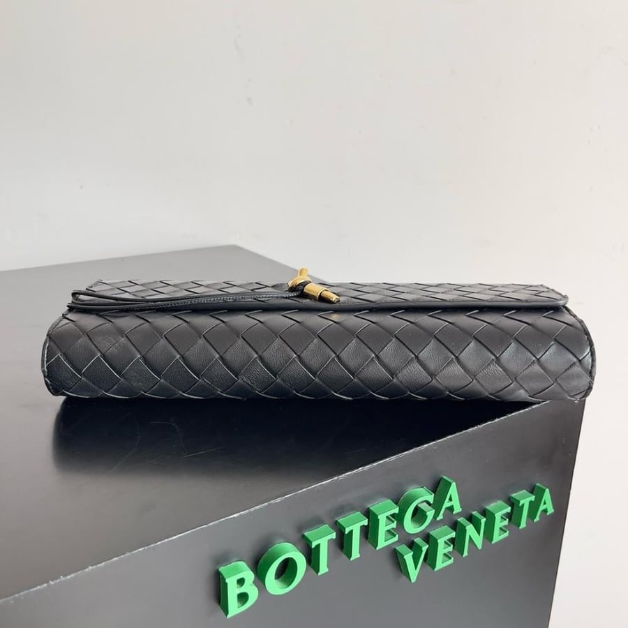 شنطة بوتيغا Andiamo clutch مقاس 31cm