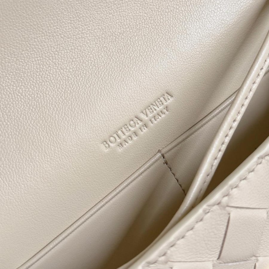 شنطة بوتيغا Andiamo pouch on strap Bottega