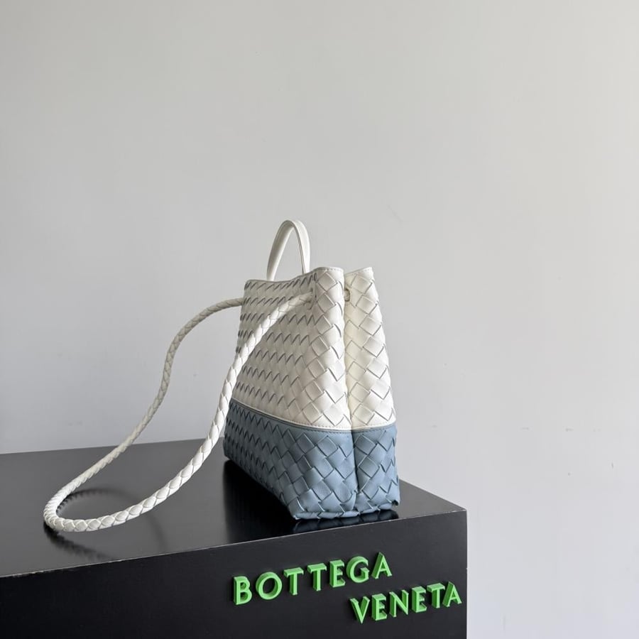 شنطة بوتيغا large Andiamo Bottega