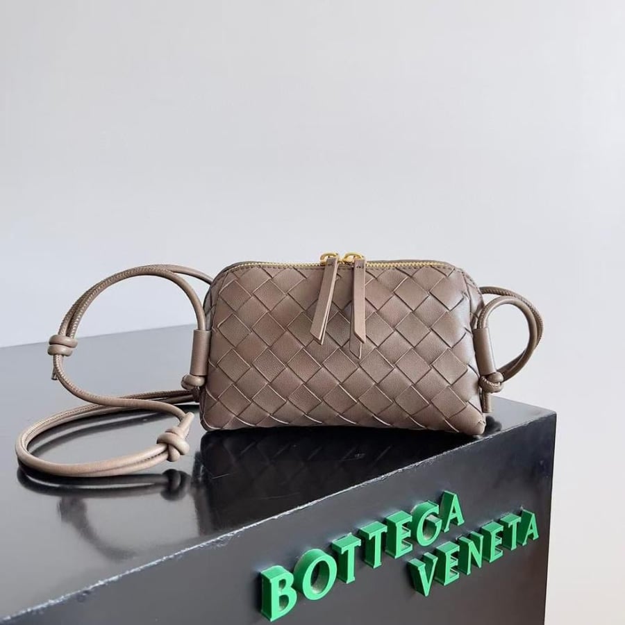 شنطة بوتيغا LNTRECCIATO CONCERT POUCH مقاس 18.5