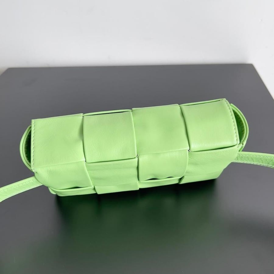 شنطة بوتيغا Mini Cassette مقاس 18cm