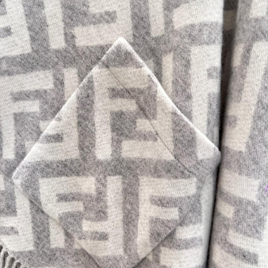 سكارف Fendi