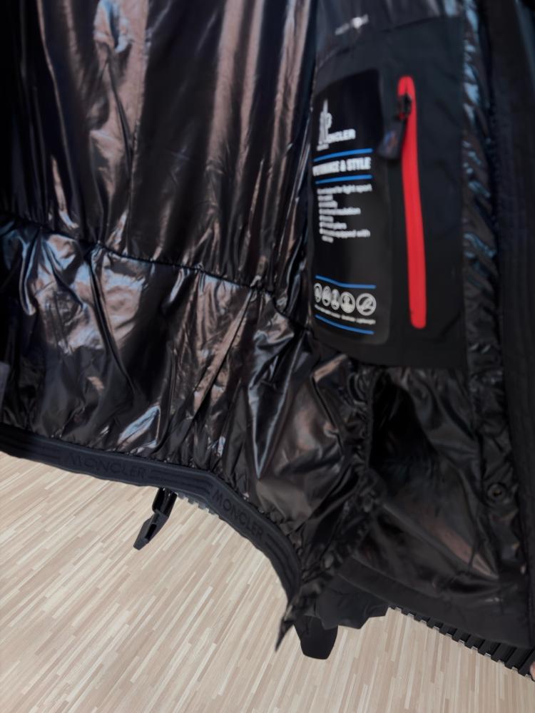 جاكيت Moncler