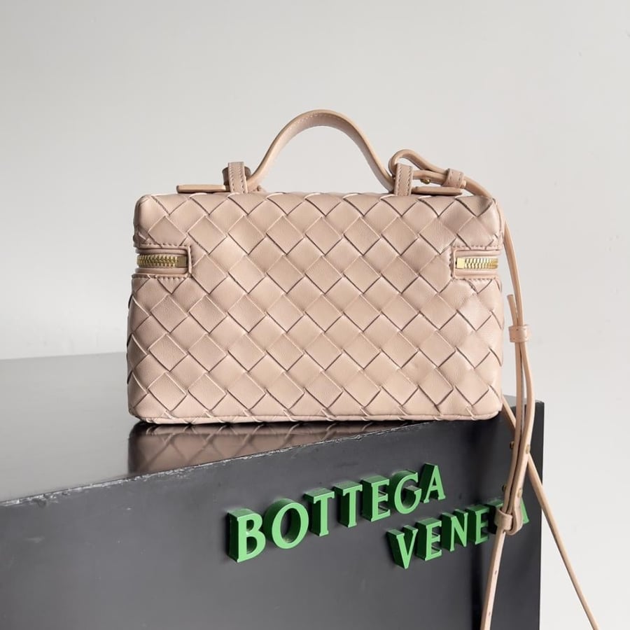 شنطة بوتيغا Bang Bang Vanity