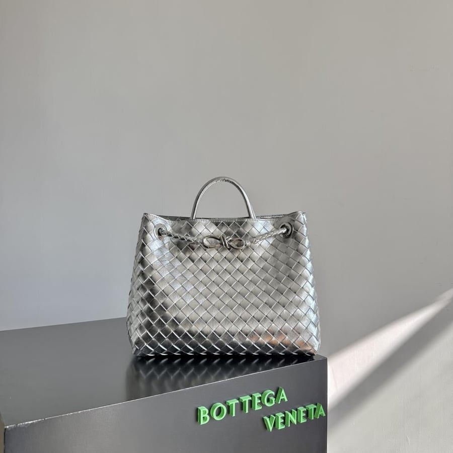 شنطة بوتيغا large Andiamo Bottega