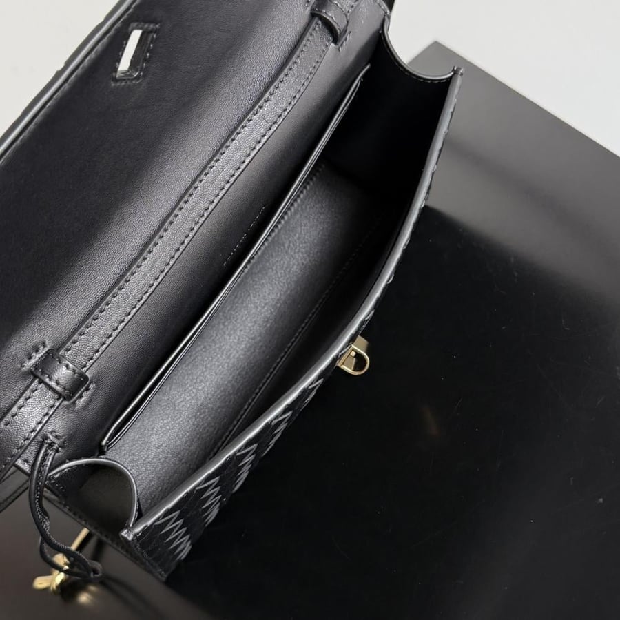 شنطة بوتيغا Andiamo Clutch Bottega