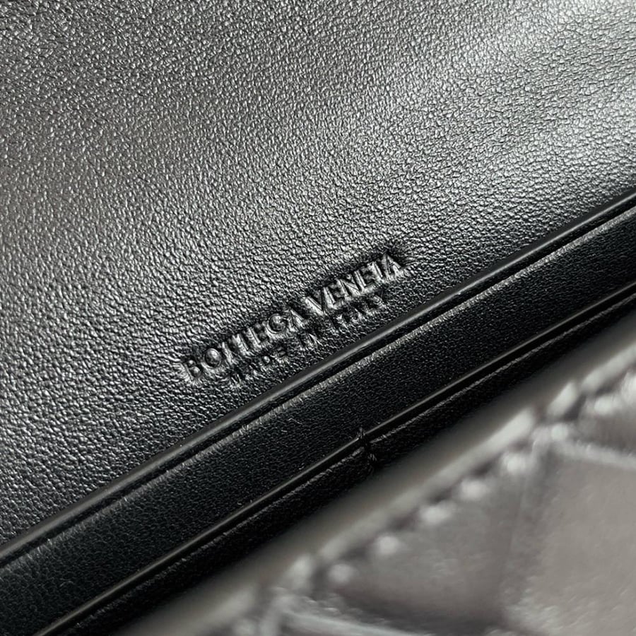 شنطة بوتيغا Andiamo clutch مقاس 31cm