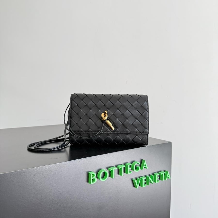 شنطة بوتيغا Andiamo pouch on strap Bottega