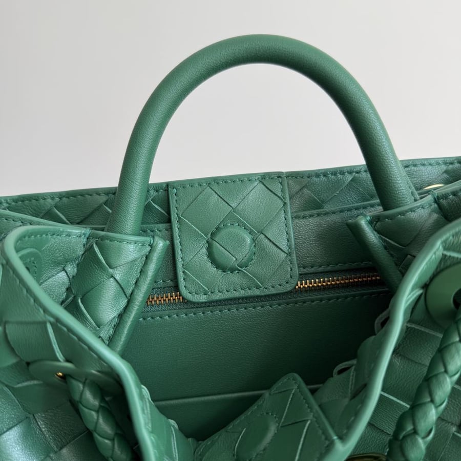 شنطة بوتيغا Small Andiamo Bottega