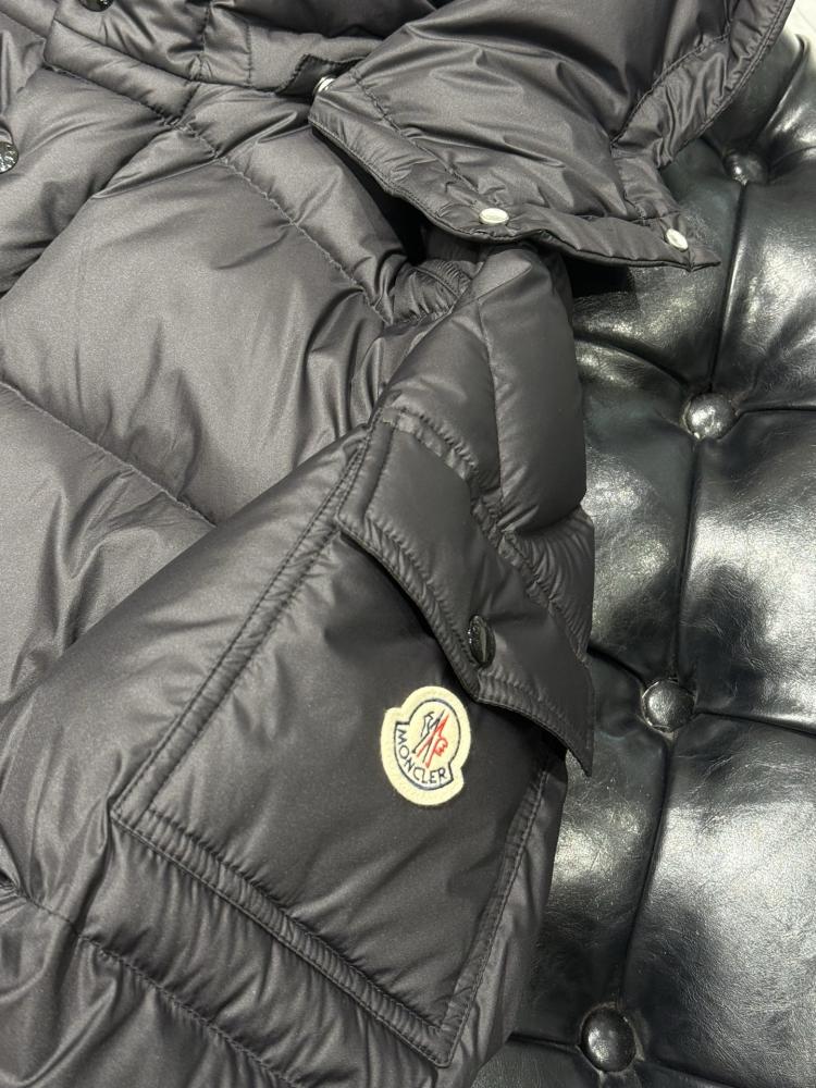 جاكيت Moncler