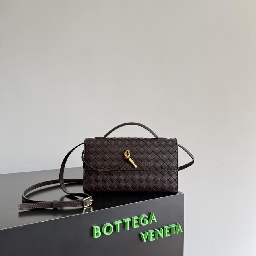 شنطة بوتيغا Andiamo Clutch Bottega