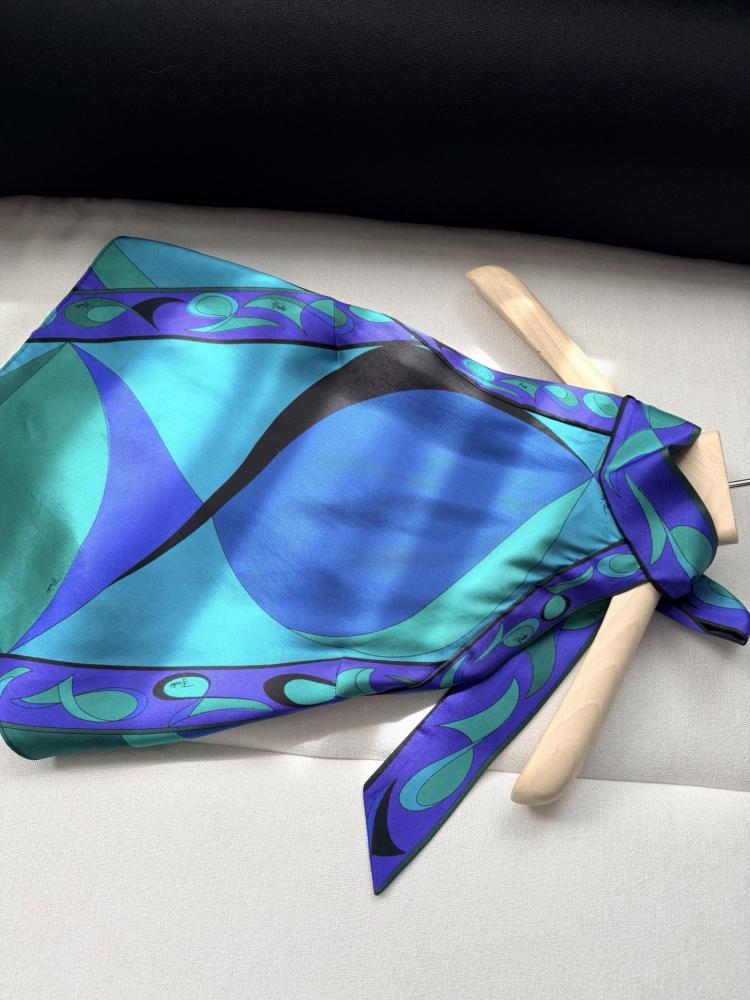 توب Pucci.