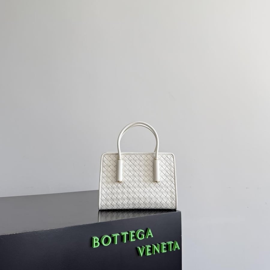 شنطة بوتيغا Baby barbara Bottega