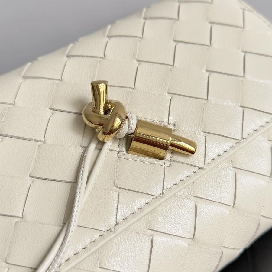 شنطة بوتيغا Andiamo pouch on strap Bottega