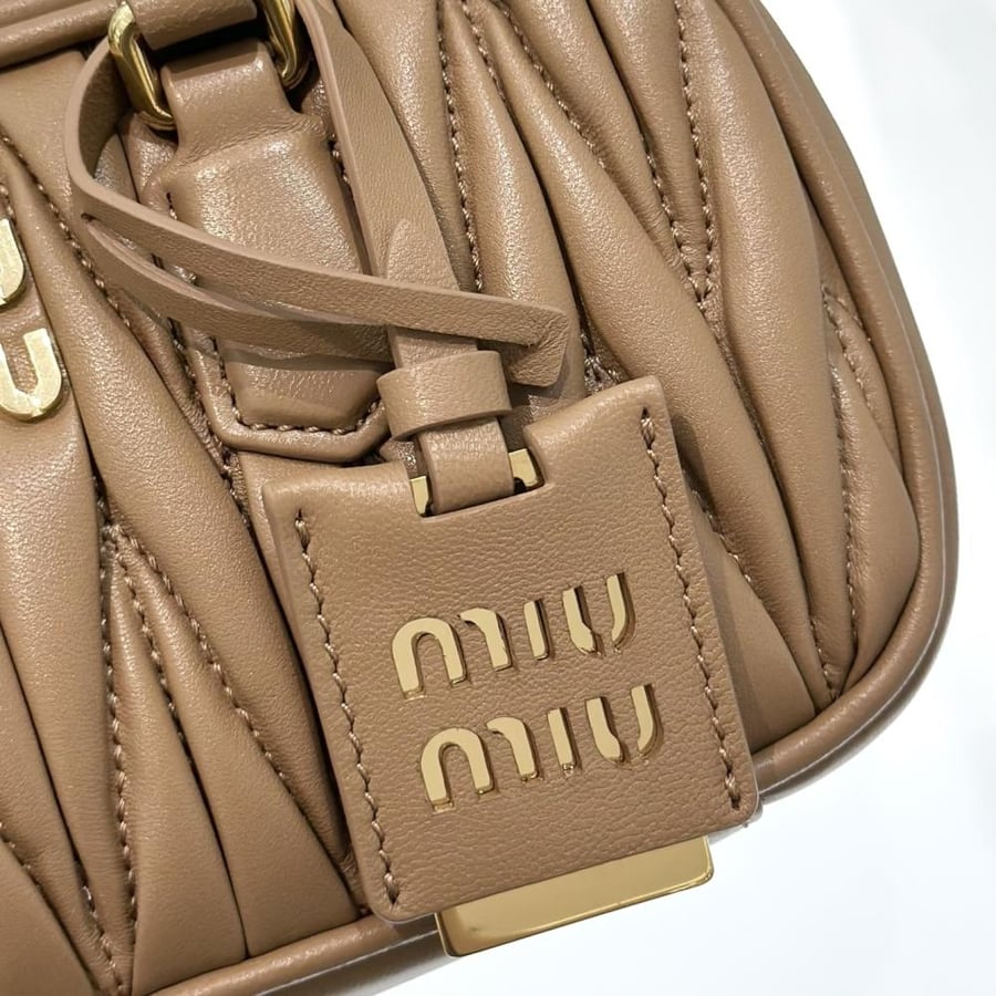 شنطة ميو ميو Mini Ruched Bowling Miumiu مقاس 19 cm