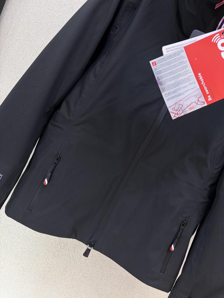 جاكيت Moncler
