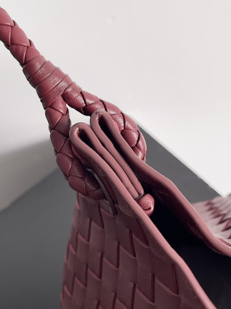 شنطة بوتيغا parachute مقاس 30cm