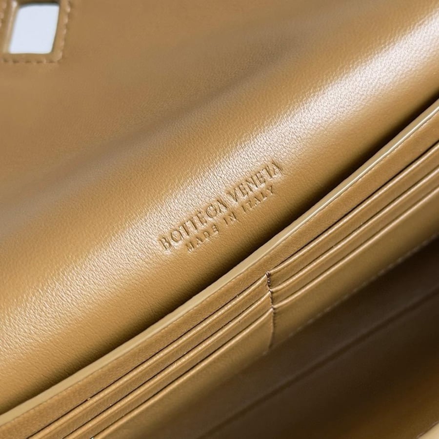 شنطة بوتيغا  Andiamo clutch مقاس 31cm