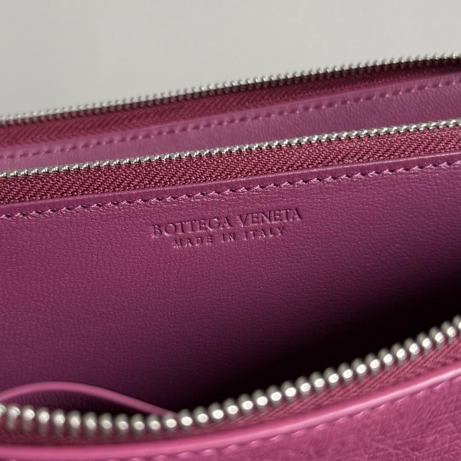محفظة بوتيغا Ostrich Leathe bottega