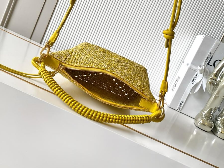شنطة لويفي Cala Loewe