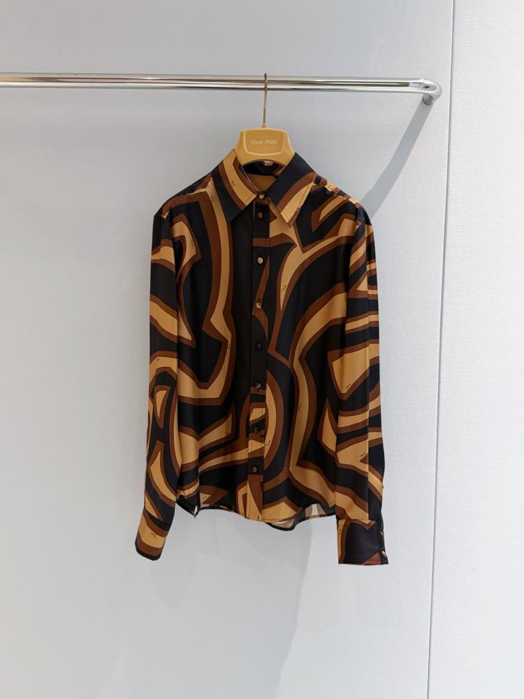 طقم Pucci
