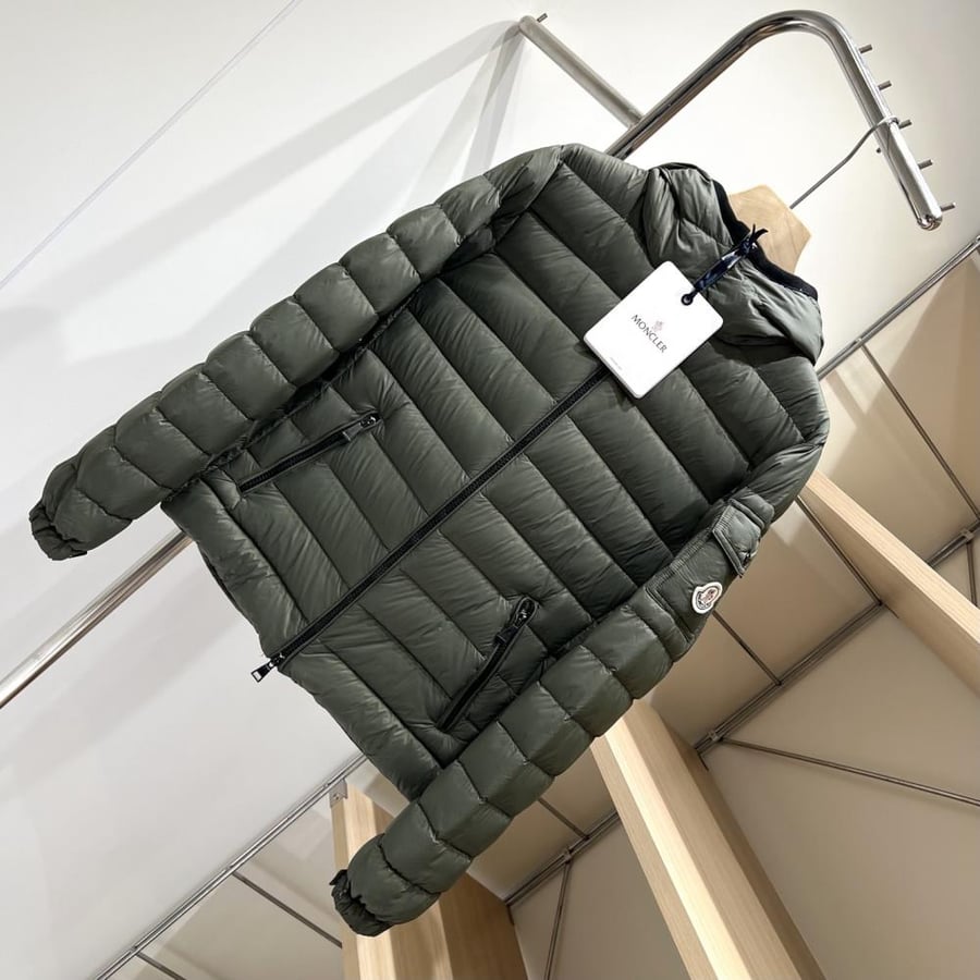 جاكيت Moncler