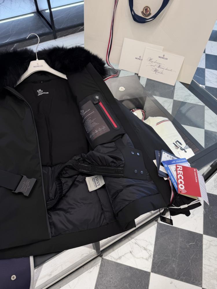 جاكيت Moncler