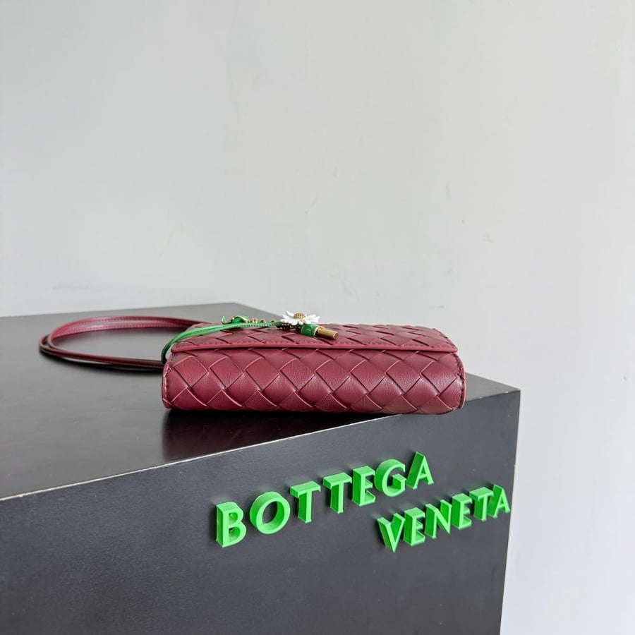شنطة بوتيغا Andiamo pouch on strap Bottega