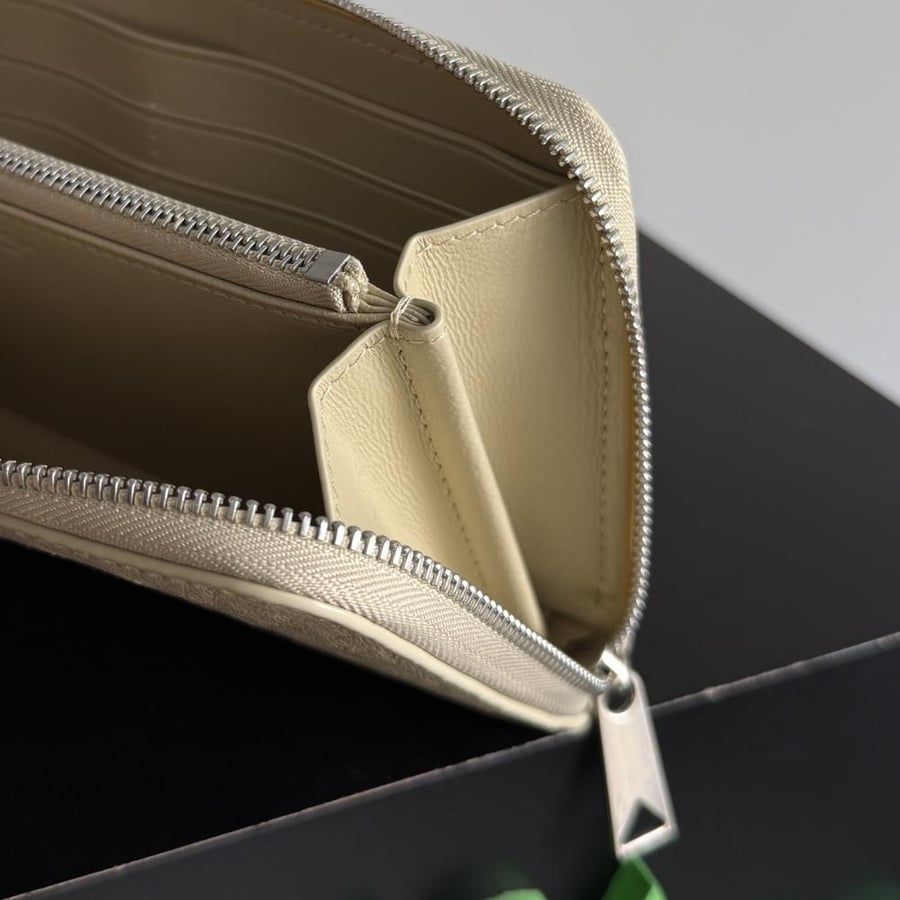 محفظة بوتيغا Ostrich Leathe bottega