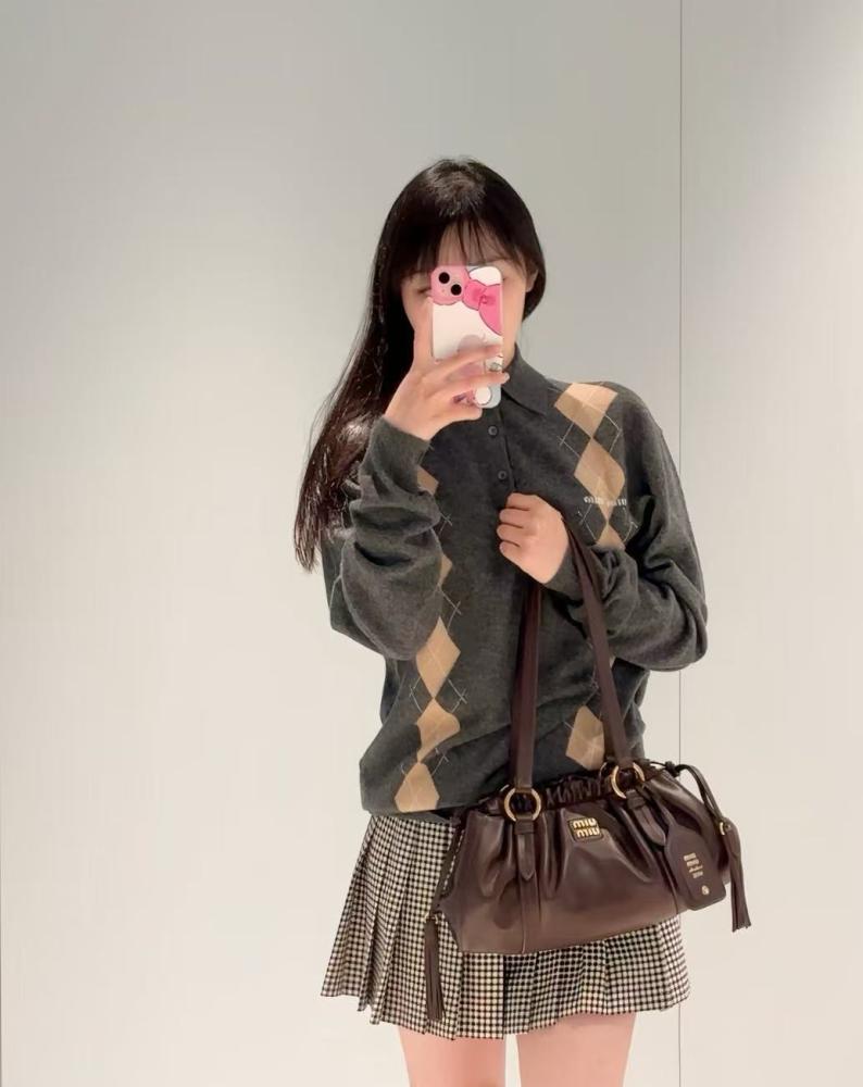 شنطة Miu Miu Joie NAppa مقاس 32cm