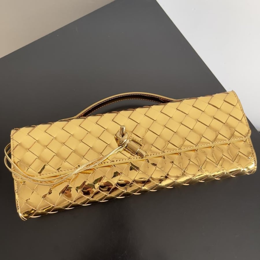 شنطة بوتيغا  Andiamo clutch مقاس 31cm