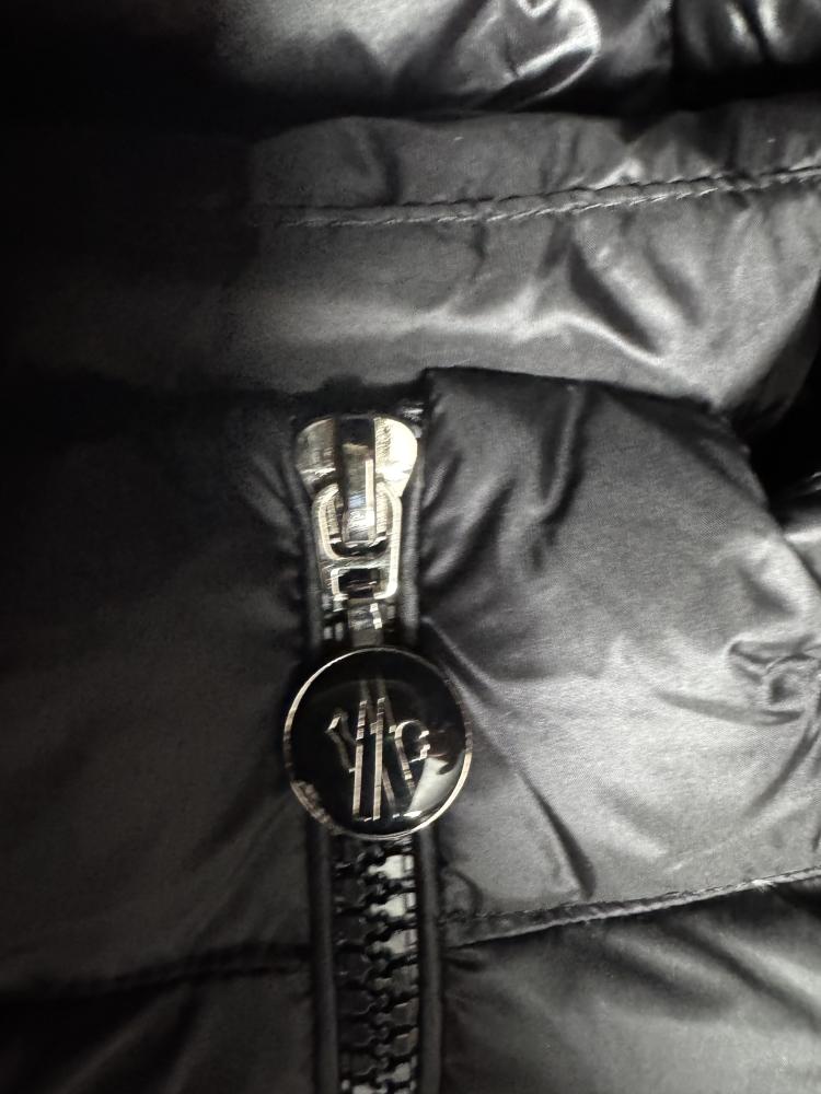 جاكيت Moncler