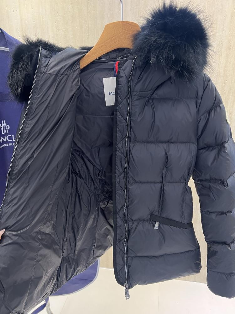 جاكيت Moncler