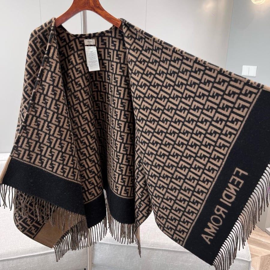 سكارف Fendi