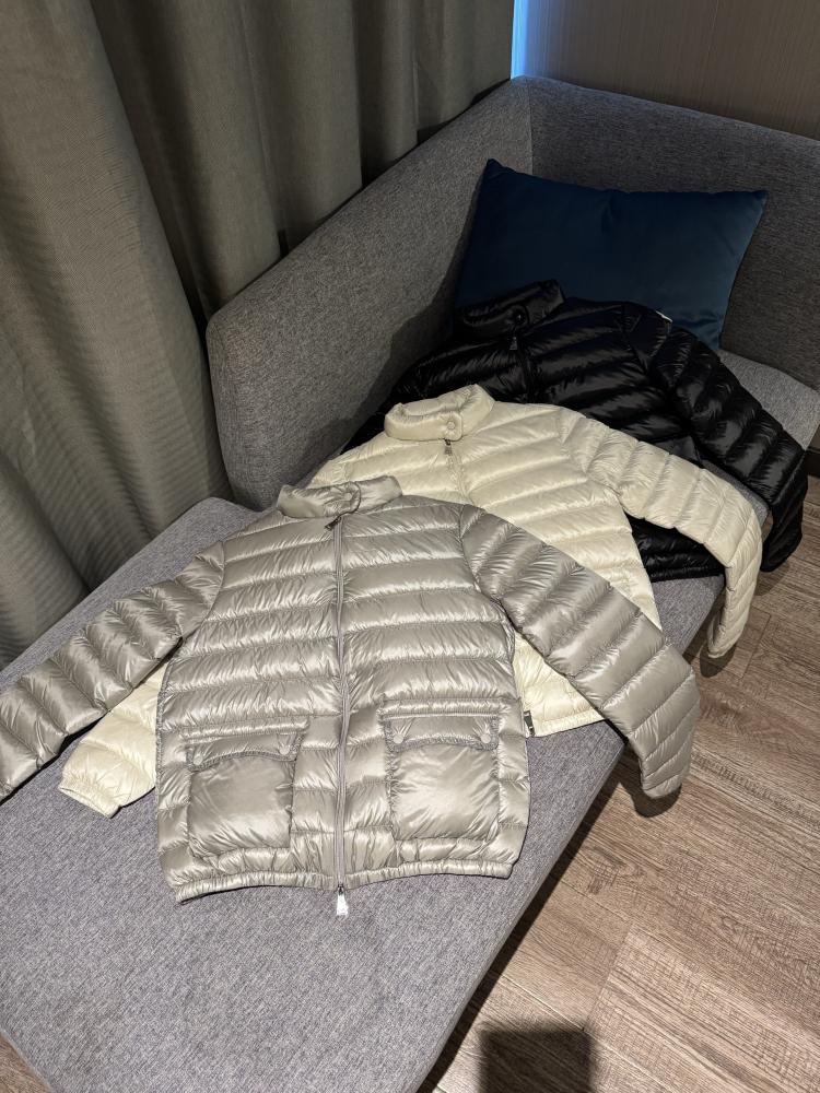 جاكيت Moncler