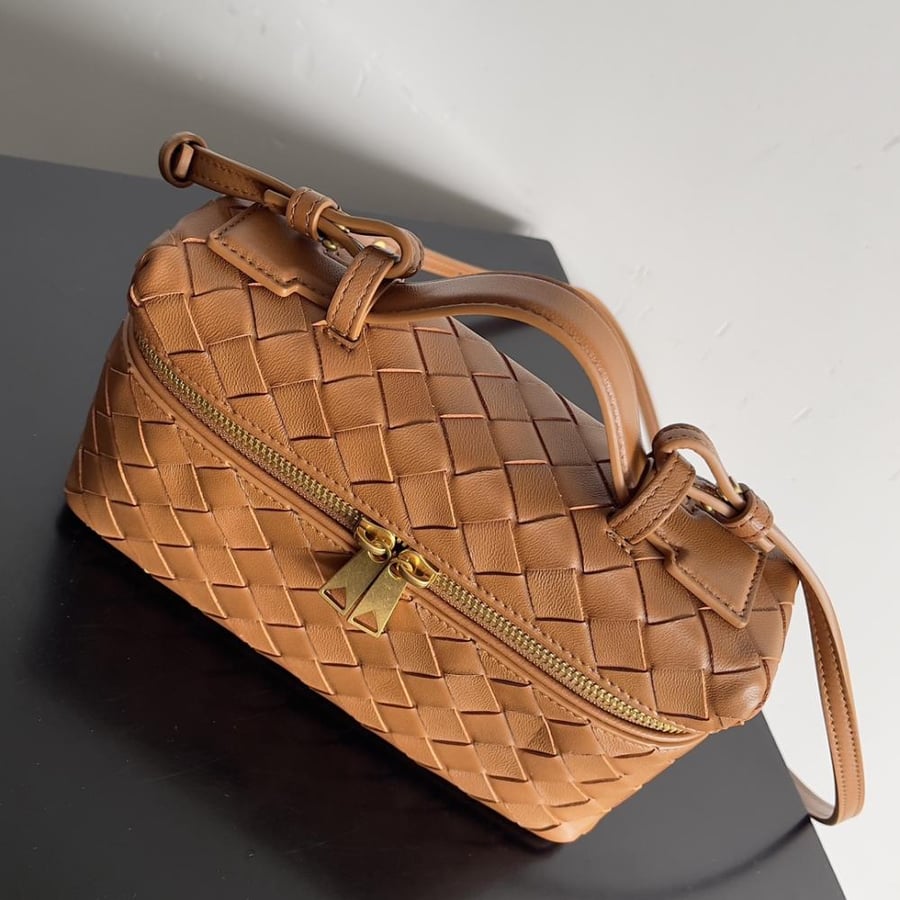 شنطة بوتيغا Bang Bang Vanity