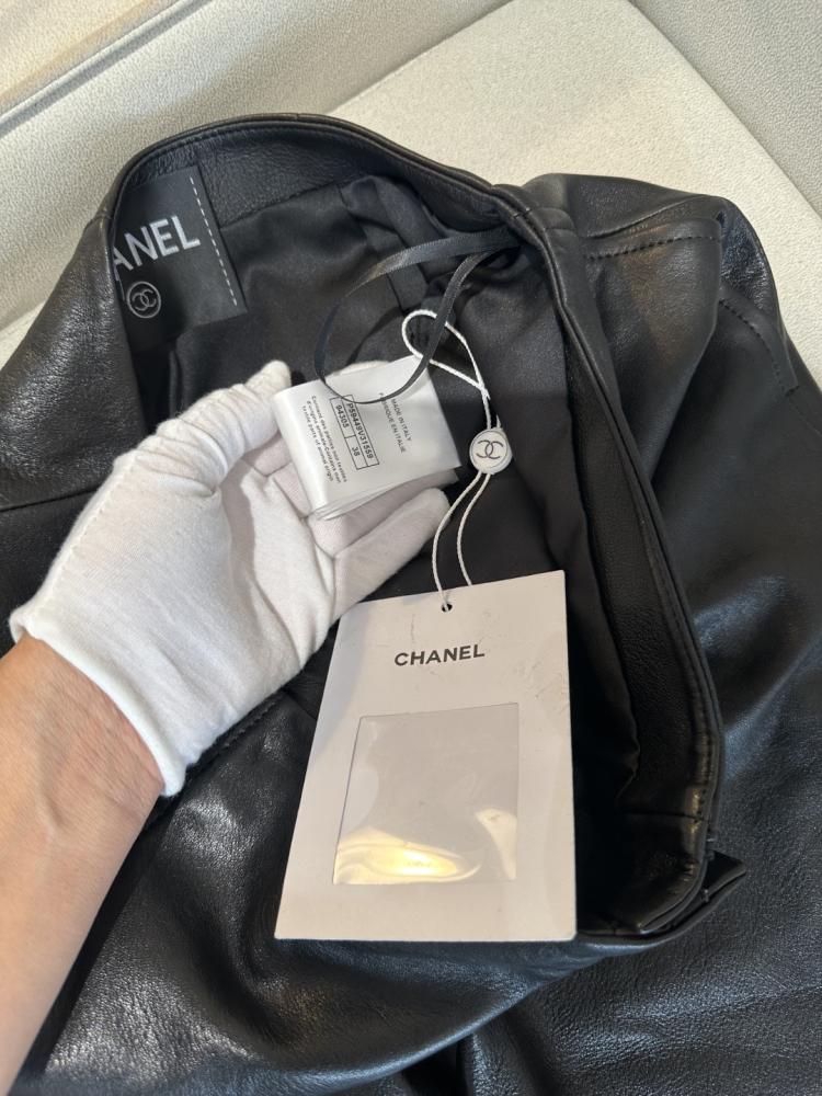بنطلون Chanel.