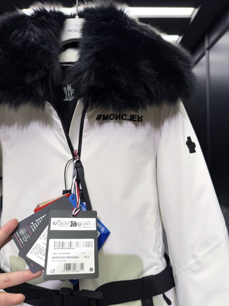 جاكيت Moncler