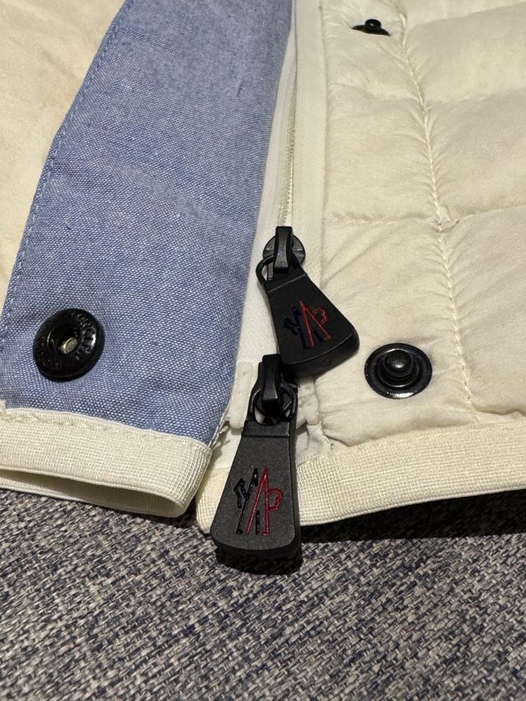 جاكيت Moncler
