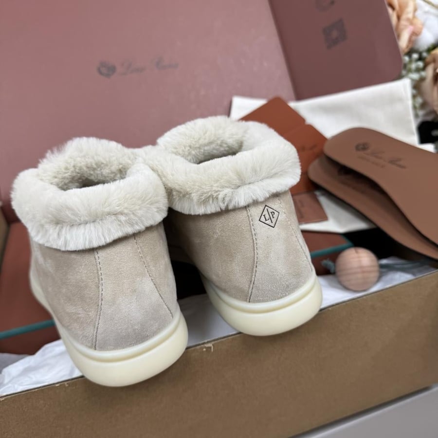 حذاء فلات لورو بيانا High top fur