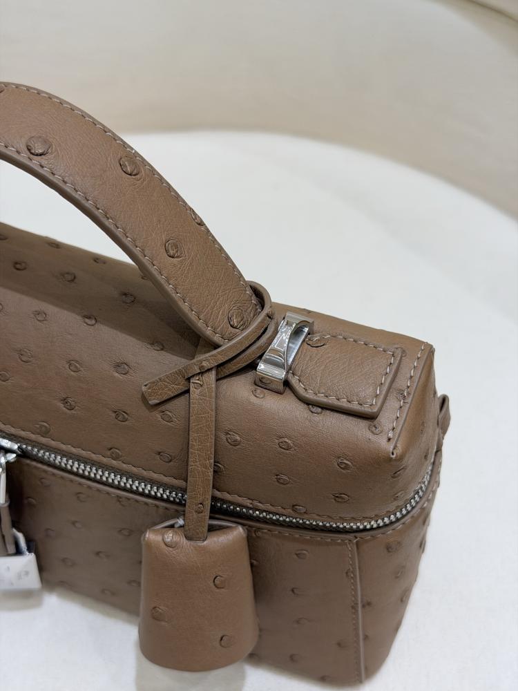 شنطة لورو بيانا Extra Poket Ostrich Lora piana مقاس 23 cm