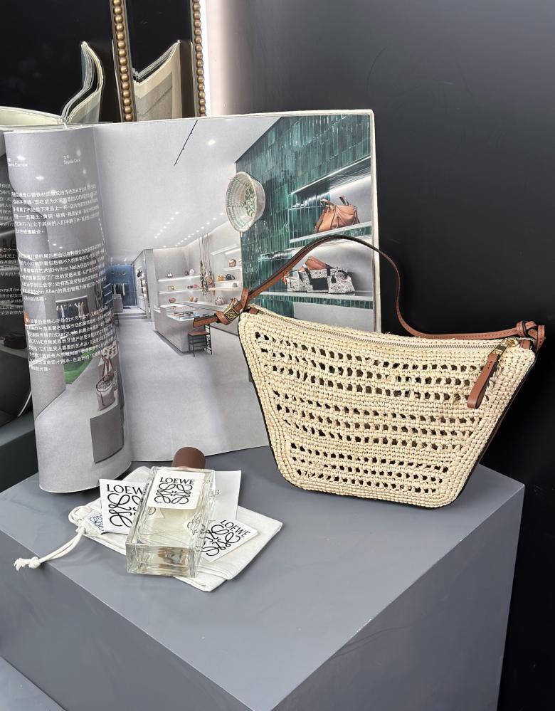 شنطة لويفي Hammock Hobo Loewe