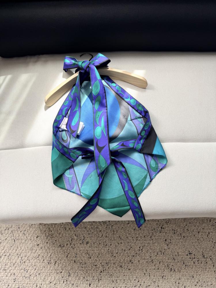 توب Pucci.