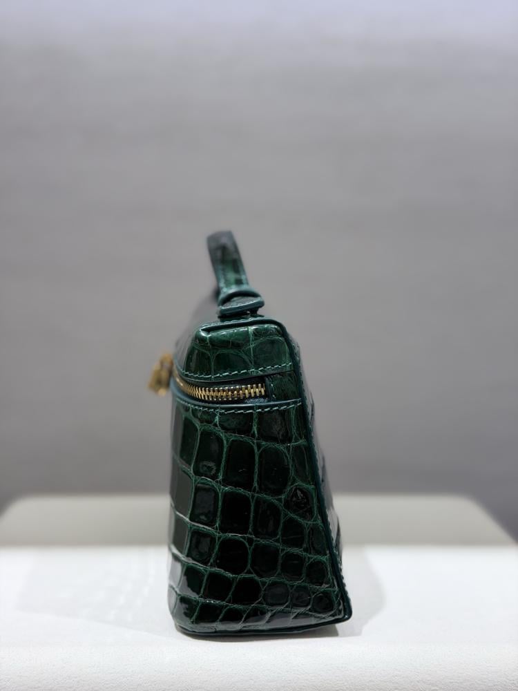 شنطة لورو بيانا Extra Crocodile Lora piana مقاس 19 cm