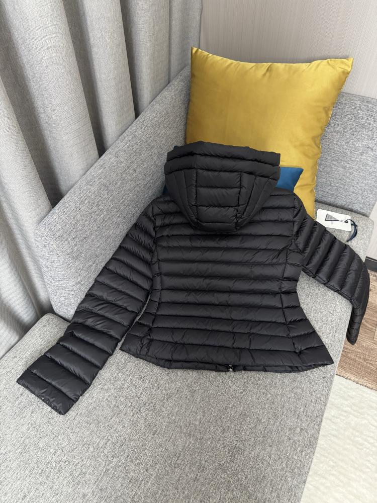 جاكيت Moncler