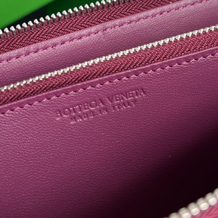 محفظة بوتيغا Ostrich Leathe bottega